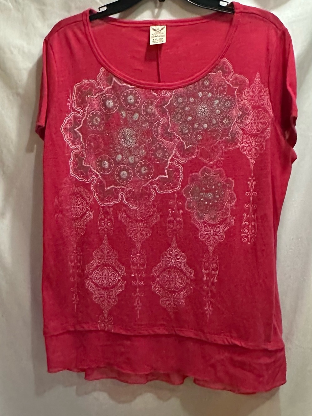 Faded Glory Pink-Red Short Sleeve Scoop Neck Graphic Top.